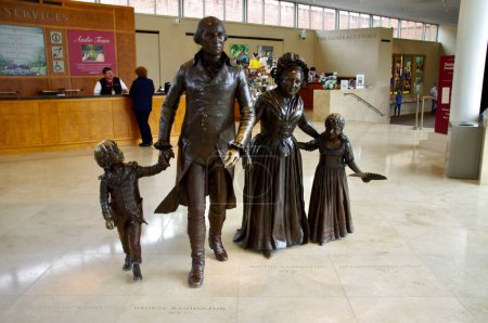 Foto de Estatuas de bronce de George Washington y su familia en Mount Vernon. Mt Vernon, VA, EE.UU. abril 15, 2015. - Imagen libre de derechos