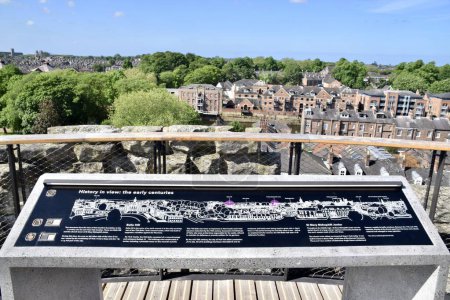Téléchargez les photos : La vue sur York depuis le sommet de la Tour Clifford, avec panneau d'information. York, Royaume-Uni. 25 mai 2023. - en image libre de droit