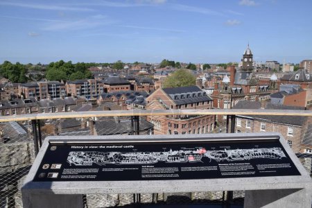 Foto de La vista de York desde lo alto de la Torre Clifford, con pizarra de información. York, Reino Unido. 25 de mayo de 2023. - Imagen libre de derechos