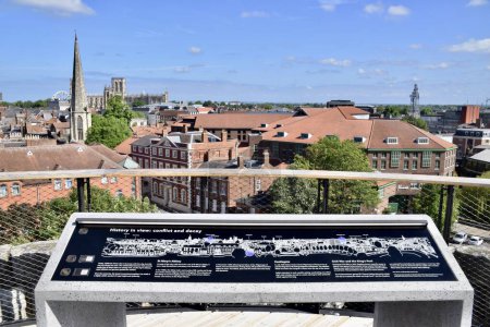 Téléchargez les photos : La vue sur York depuis le sommet de la Tour Clifford, avec panneau d'information. York, Royaume-Uni. 25 mai 2023. - en image libre de droit