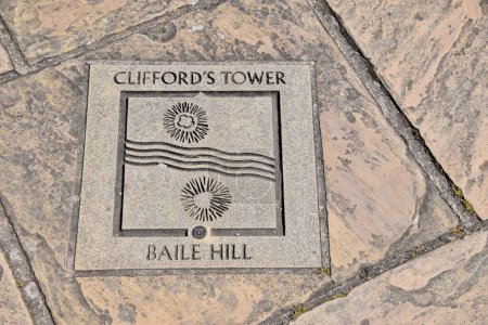 Téléchargez les photos : Plaque Cliffords Tower Baile Hill sur le mur de York. York, Royaume-Uni. 25 mai 2023. - en image libre de droit