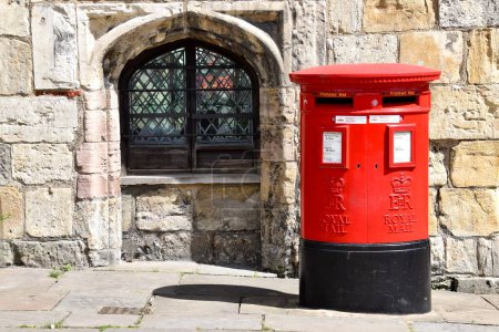 Téléchargez les photos : Boîte aux lettres rouge britannique traditionnelle, par York City Wall. York, Royaume-Uni. 25 mai 2023. - en image libre de droit