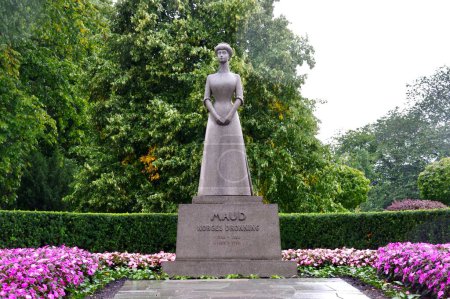 Téléchargez les photos : Statue de Maud de Galles, reine de Norvège. Oslo (Norvège), le 15 septembre 2015. - en image libre de droit