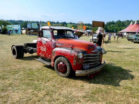 Téléchargez les photos : Chevrolet Loadmaster Vintage au Black Deer Americana Music Festival. Tunbridge Wells District, Royaume-Uni. juin 16, 2023. - en image libre de droit