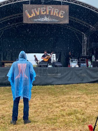 Téléchargez les photos : Big Joe Bone en concert sous la pluie au Black Deer Festival, Kent, Royaume-Uni, 18 juin 2023. - en image libre de droit