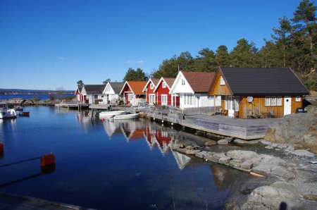 Foto de Casas de madera tradicionales con vistas al agua. Kristiansand, Noruega. 7 de abril de 2014. - Imagen libre de derechos