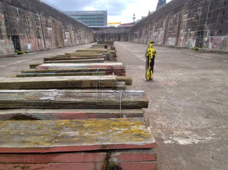 Foto de Dentro del dique seco del Titanic, con montones de soportes para barcos de madera. Belfast, Reino Unido, 19 de agosto de 2013. - Imagen libre de derechos