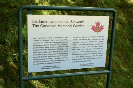Foto de The Sign for Canadian Memorial Garden at the Memorial de Caen Museum. Caen, Francia, 2 de julio de 2023. - Imagen libre de derechos
