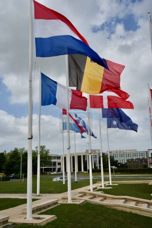 Foto de Caen, Francia, 2 de julio de 2023. Banderas de las Naciones fuera del Museo Le Mmorial de Caen WW2. - Imagen libre de derechos