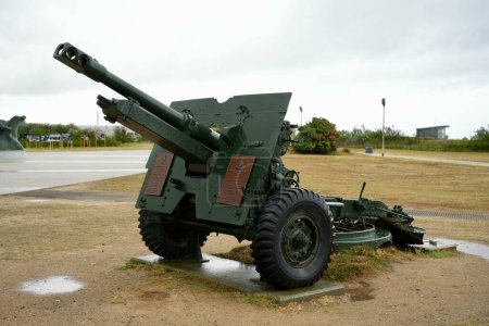 Téléchargez les photos : WW2 Gun à l'extérieur du Juno Beach Centre. Juno Beach, France, 4 juillet 2023. - en image libre de droit