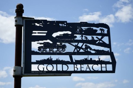 Téléchargez les photos : Metal Gold Beach Marker au British Normandy Memorial. Ver-sur-Mer, France, 6 juillet 2023. - en image libre de droit