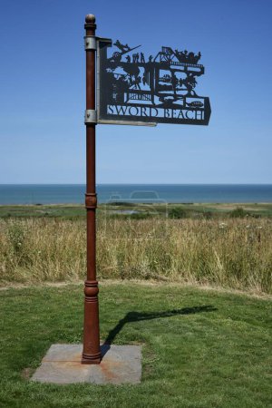Téléchargez les photos : Metal Sword Beach Marker au British Normandy Memorial. Ver-sur-Mer, France, 6 juillet 2023. - en image libre de droit