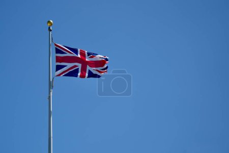 Foto de Union Jack contra un cielo azul en el British Normandy Memorial. Ver-sur-Mer, Francia, 6 de julio de 2023. - Imagen libre de derechos