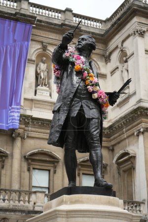 Photo for The RA Summer exhibition sign behind the Statue of Sir Joshua Reynolds in The Annenberg Courtyard at The Royal Academy, Burlington House, Piccadilly, London. London, UK, August 4, 2023. - Royalty Free Image
