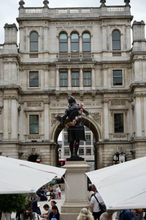 Photo for Rear view of  Statue of Sir Joshua Reynolds in The Annenberg Courtyard at The Royal Academy, Burlington House, Piccadilly, London. London, UK, August 4, 2023. - Royalty Free Image