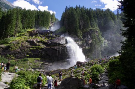 Foto de Cascada con árboles sobre la cabeza. Krimml Waterfalls, Austria, 31 de julio de 2013. - Imagen libre de derechos