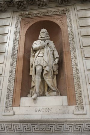 Foto de La estatua de Sir Francis Bacon por William Theed, Jr., 1869 fuera de Burlington House. Londres, Reino Unido, 17 de agosto de 2023. - Imagen libre de derechos