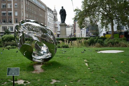 Foto de Escultura pulida de David Breuer-Weil Hermana en exhibición en la Plaza de Hannover. Londres, Reino Unido, 17 de agosto de 2023. - Imagen libre de derechos