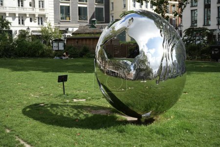 Foto de Escultura pulida de David Breuer-Weil Hermana en exhibición en la Plaza de Hannover. Londres, Reino Unido, 17 de agosto de 2023. - Imagen libre de derechos
