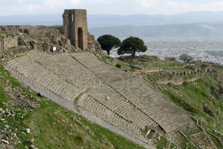 Foto de The Amphitheatre at The Ancient City of Pergamon (en inglés). Bergama, zmir, Trkiye, 18 de noviembre de 2014. - Imagen libre de derechos