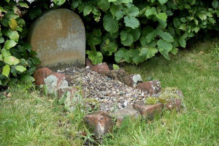 Téléchargez les photos : La tombe d'Elgars Chiens Marco et Mina au Firs Cottage, le lieu de naissance d'Edward Elgar. Lower Broadheath, Worcester, 28 août 2023. - en image libre de droit