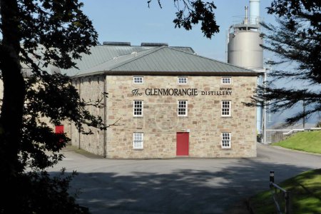 Foto de The Glenmorangie Distillery from 1843 (en inglés). Tain, Escocia, 16 de septiembre de 2014. - Imagen libre de derechos