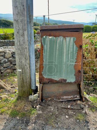 Foto de Barmouth, Gales, Reino Unido. Septiembre 9.2023. Vintage oxidado GPO caja de conexiones por un poste de telégrafo. - Imagen libre de derechos