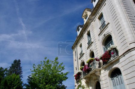 Téléchargez les photos : Buikding historique avec des fleurs sous un ciel bleu. Vichy, France, le 16 août 2012. - en image libre de droit