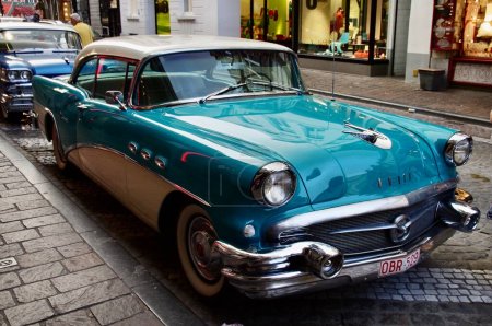 Téléchargez les photos : Une voiture bleue et crème Buick des années 1950. Bruges, Belgique, le 20 août 2012. - en image libre de droit