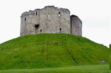 Foto de 13th Century Clifford 's Tower, parte del castillo de York en su montículo de tierra verde. York, Reino Unido, 4 de junio de 2012. - Imagen libre de derechos