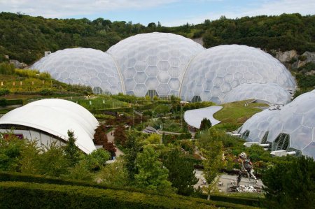 Téléchargez les photos : Bodelva, Cornouailles, Royaume-Uni. Huge Biomes at The Eden Project, 5 août 2011. - en image libre de droit
