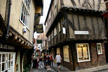Téléchargez les photos : The Shambles and Little Shambles, rue médiévale sur Old York. York, Angleterre, Royaume-Uni. 17 août 2010. - en image libre de droit