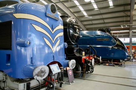 Téléchargez les photos : English Electric Deltic Prototype Locomotive à côté de LNER Class V2 4771 Green Arrow et The Mallard. York, Royaume-Uni, le 22 août 2010. - en image libre de droit