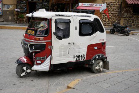Foto de Ollantaytambo, Perú, 5 de octubre de 2023. Taxi TukTuk tradicional en la plaza de la ciudad. - Imagen libre de derechos