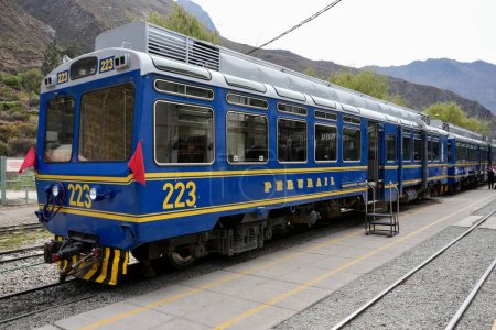 Foto de Tren Peruirail número 223, el tren a Machu Picchu en la estación de Ollantaytambo. Ollantaytambo, Perú, 5 de octubre de 2023. - Imagen libre de derechos