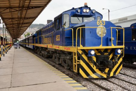 Téléchargez les photos : Train Perurail bleu 653 debout à la gare de Cusco. Cusco, Pérou, 8 octobre 2023. - en image libre de droit