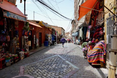 Téléchargez les photos : Rue pavée et étals colorés du marché. La Paz, Bolivie, 10 octobre 2023. - en image libre de droit