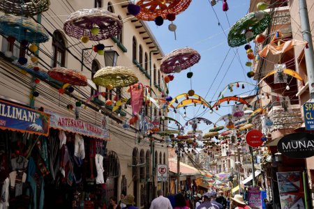 Téléchargez les photos : Parapluies suspendus au-dessus de la rue au marché des sorcières. La Paz, Bolivie, 10 octobre 2023. - en image libre de droit