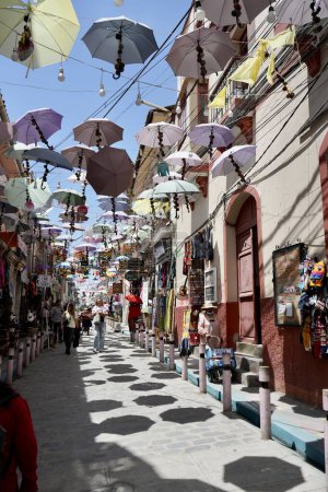 Téléchargez les photos : Parapluies suspendus au-dessus de la rue au marché des sorcières. La Paz, Bolivie, 10 octobre 2023. - en image libre de droit