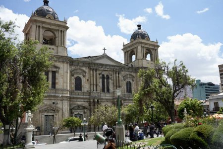 Téléchargez les photos : La basilique cathédrale de Notre-Dame de la Paix sur la Plaza Murillo. La Paz, Bolivie, 10 octobre 2023. - en image libre de droit