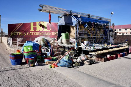 Téléchargez les photos : Marché de quincaillerie en bordure de route Décrochez sous un ciel bleu. San Cristbal, Bolivie, 13 octobre 2023. - en image libre de droit