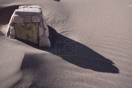Téléchargez les photos : Marqueur en pierre et bois projetant une ombre longue, Valle De La Luna, San Pedro de Atacama, Chili. - en image libre de droit