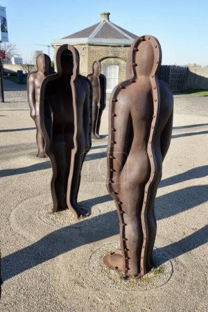 Foto de Asamblea del escultor Peter Burke en Woolwich Arsenal. Figuras masculinas de acero fundido. Woolwich, Londres, Reino Unido, 19 de enero de 2024. - Imagen libre de derechos