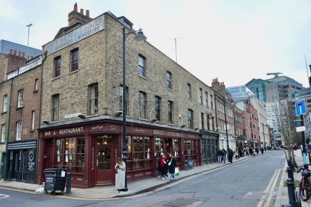 Téléchargez les photos : Le Market Coffee House au coin de Crispin St, Spitalfields. Londres, Royaume-Uni, 20 janvier 2024. - en image libre de droit