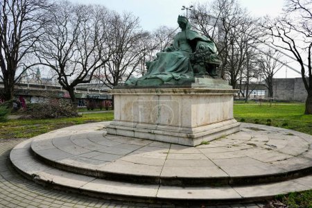 Téléchargez les photos : Statue de Sissi (Erzsebet Kiralyne, 1837-1898) Impératrice Elisabeth d'Autriche. Budapest, Hongrie, 27 février 2024. - en image libre de droit