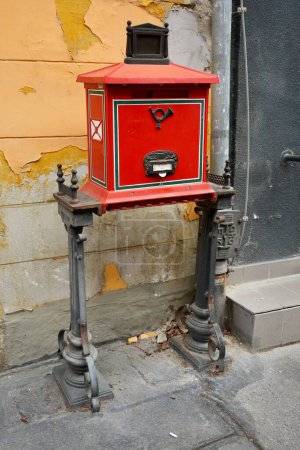 Téléchargez les photos : Boîte aux lettres traditionnelle hongroise rouge sur un cadre métallique au château de Buda, Budapest, Hongrie, 27 février 2024. - en image libre de droit