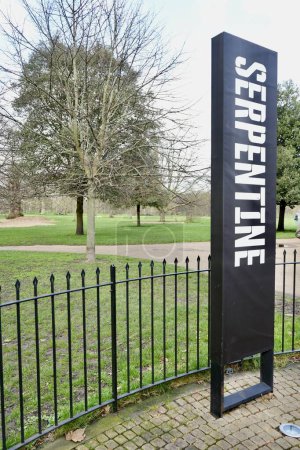 Téléchargez les photos : The Serpentine Gallery, une galerie d'art à Kensington Gardens, Londres, Royaume-Uni, 15 mars 2024. - en image libre de droit