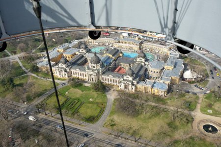 Foto de Vista Ariel del baño termal Szchenyi desde el globo aerostático Balloon Fly. Budapest, Hungría, 29 de febrero de 2024. - Imagen libre de derechos