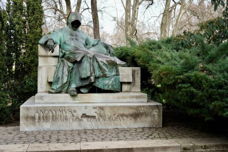 Téléchargez les photos : Statue d'Anonyme, notaire et chroniqueur du XIIIe siècle, dans le parc municipal près de Vajdahunyad. Budapest, Hongrie, 29 février 2024. - en image libre de droit