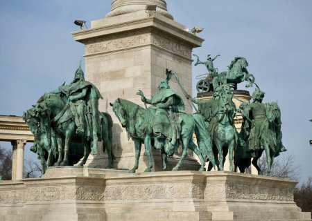 Téléchargez les photos : Statues des sept chefs sur la place des héros. Budapest, Hongrie, 29 février 2024. - en image libre de droit
